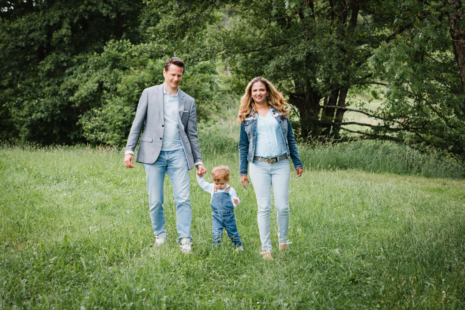 Familie auf einer Wiese – Familienfotograf St. Gallen, 11i Photography