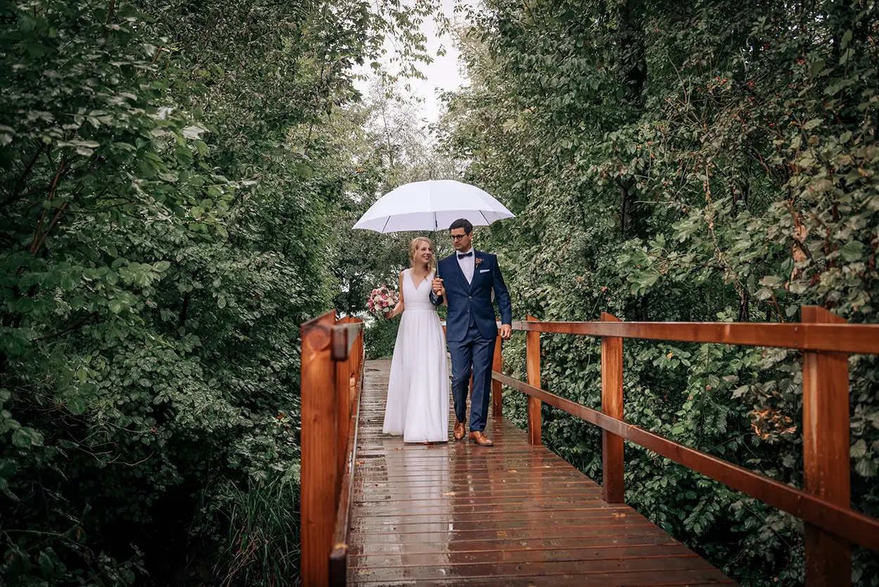 Brautpaar im Regen, mit Schirm auf der Brücke -Hochzeitsfotograf Ostschweiz 11i-photography